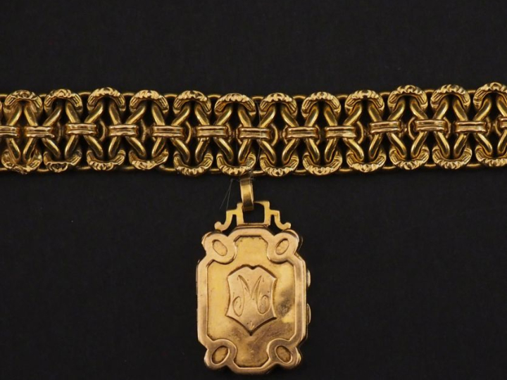 Bracelet manchette en or jaune 750, maille plate tressée et ajourée, a