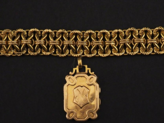 Vente aux enchères Bracelet manchette en or jaune 750, maille plate tressée et ajourée, a