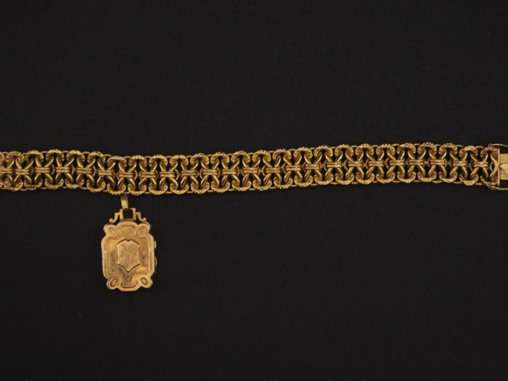 Bracelet manchette en or jaune 750, maille plate tressée et ajourée, a
