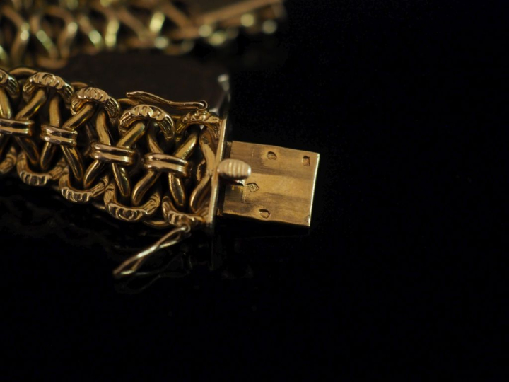 Bracelet manchette en or jaune 750, maille plate tressée et ajourée, a