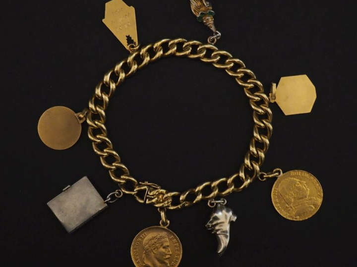 Bracelet souple en or jaune 750, maille gourmette, agrémenté de huit p