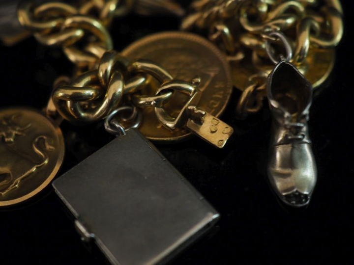 Bracelet souple en or jaune 750, maille gourmette, agrémenté de huit p