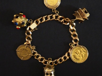 Vente aux enchères Bracelet souple en or jaune 750, maille gourmette, agrémenté de six pe