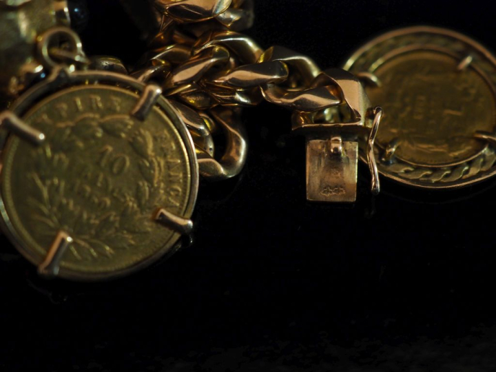 Bracelet souple en or jaune 750, maille gourmette, agrémenté de six pe