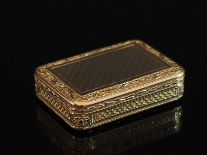 Petite boite à pilule en or jaune 750, à décor quadrillé au centre des