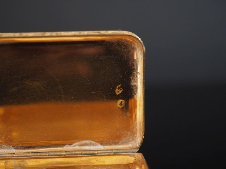 Petite boite à pilule en or jaune 750, à décor quadrillé au centre des