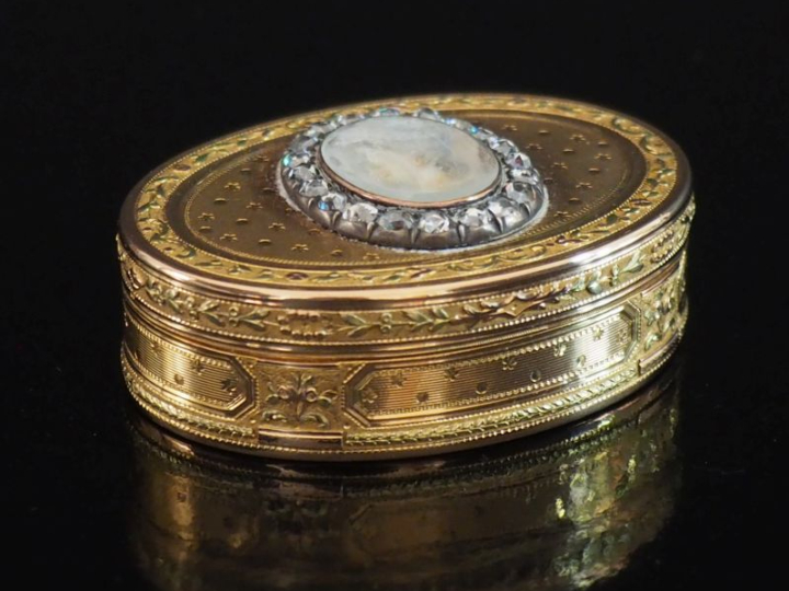 Ravissante boite Louis XVI de forme ovale en or 750, ornée en son cent