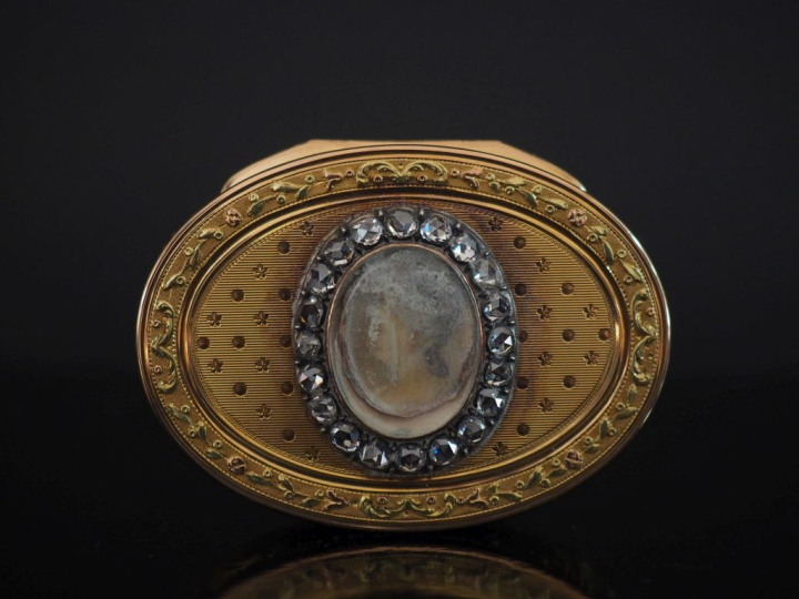 Ravissante boite Louis XVI de forme ovale en or 750, ornée en son cent