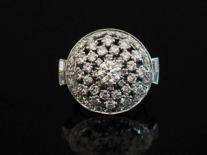 Importante bague en or blanc 750, sertie en son centre d'un diamant de
