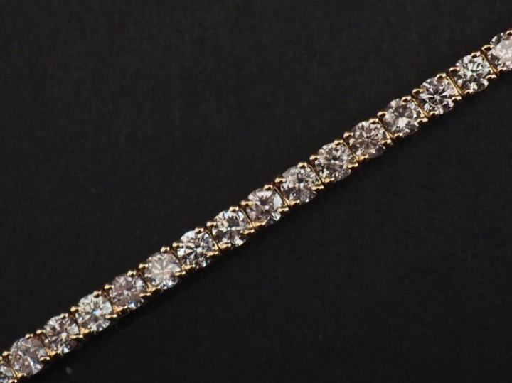 Bracelet souple en or rose 585, serti de cinquante quatre diamants.  L