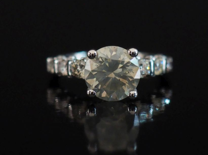 Bague en or blanc 585, sertie en son centre d'un diamant de 2,20 ct de