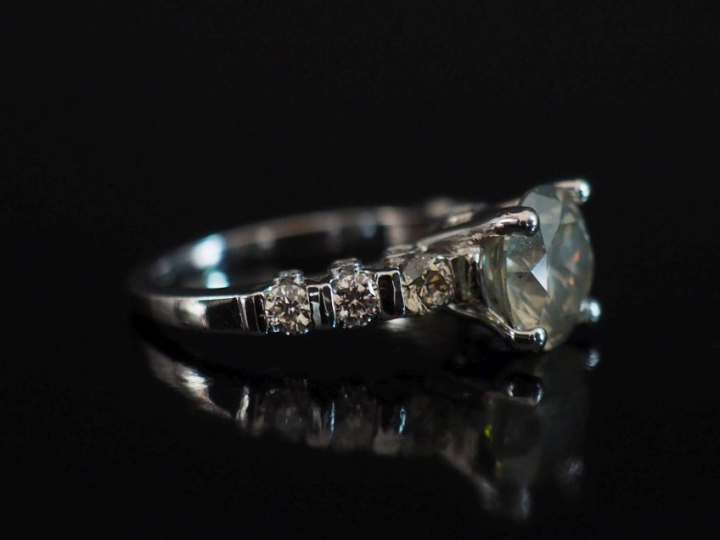 Bague en or blanc 585, sertie en son centre d'un diamant de 2,20 ct de