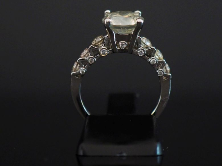 Bague en or blanc 585, sertie en son centre d'un diamant de 2,20 ct de