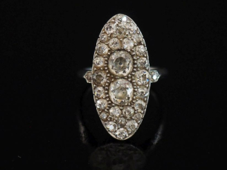 Vente aux enchères Bague de forme marquise en or blanc 750, sertie en son centre de deux 