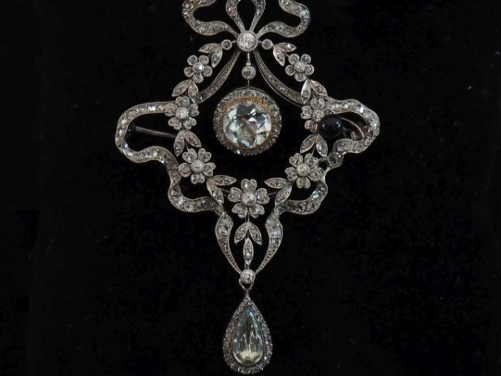 Broche  de style Louis XVI en or blanc 750, à décor de nœud de ruban, 