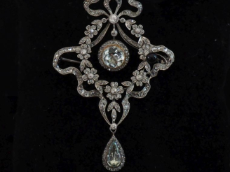 Vente aux enchères Broche  de style Louis XVI en or blanc 750, à décor de nœud de ruban, 