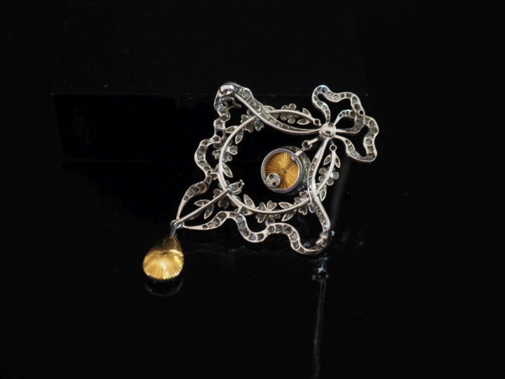 Broche  de style Louis XVI en or blanc 750, à décor de nœud de ruban, 