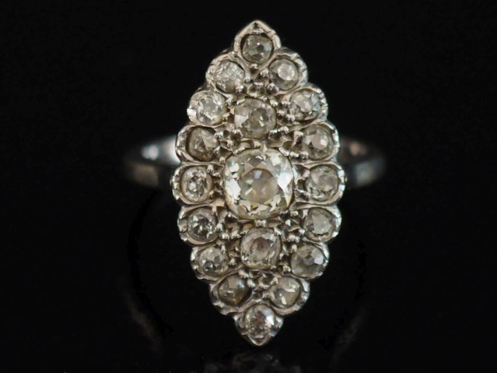 Bague de forme marquise en or blanc 750, sertie d'un pavage de diamant