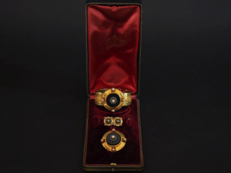 Vente aux enchères Parure Napoléon III en or jaune 750, onyx noir, diamants taille ancien