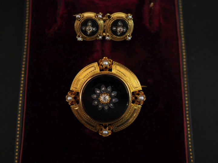 Parure Napoléon III en or jaune 750, onyx noir, diamants taille ancien