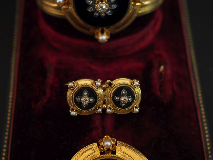 Parure Napoléon III en or jaune 750, onyx noir, diamants taille ancien
