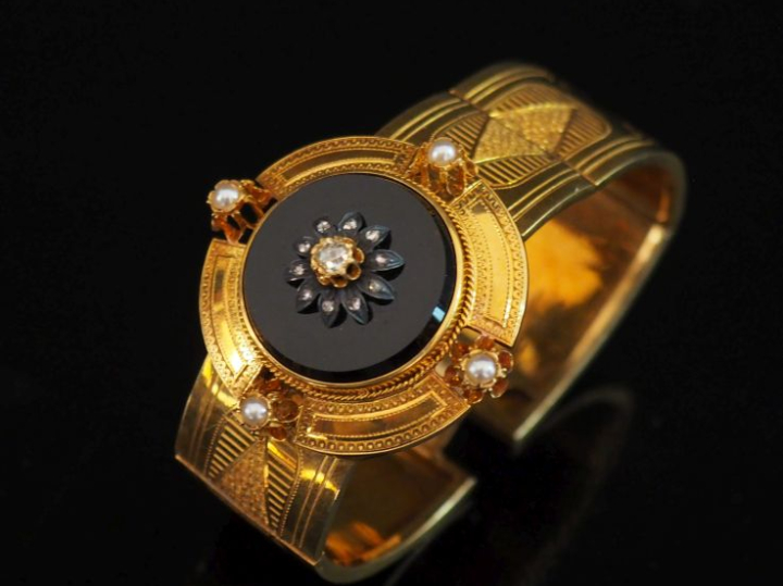 Parure Napoléon III en or jaune 750, onyx noir, diamants taille ancien