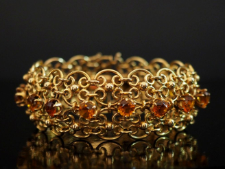 Vente aux enchères Bracelet manchette articulé en or jaune 750, à décor ajouré d'enroulem