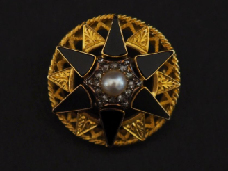 Vente aux enchères Broche ronde Napoléon III en or jaune 750 et onyx noir, à décor ajouré