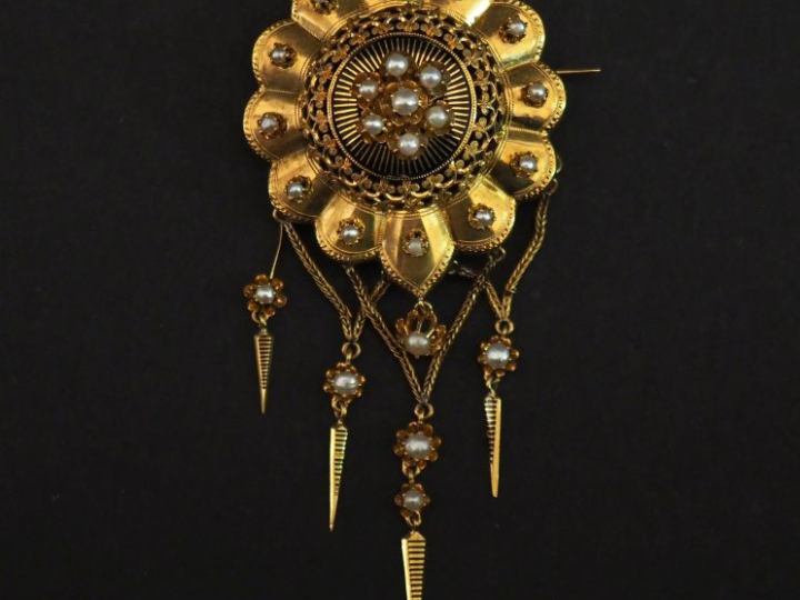 Broche Napoléon III ajourée en or jaune 750, émail noir et petites per