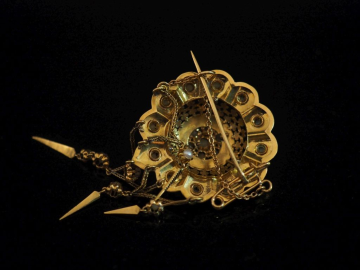 Broche Napoléon III ajourée en or jaune 750, émail noir et petites per