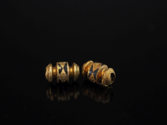 Vente aux enchères Deux coulants Napoléon III en or jaune 750 rehaussés d'émail noir, à d