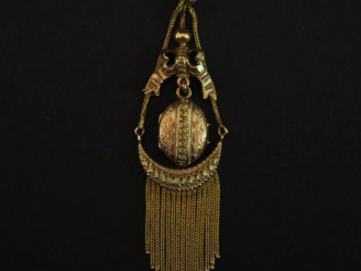 Vente aux enchères Pendentif Napoléon III de style Louis XVI en or jaune 750, à décor d'u