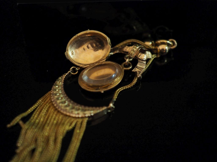 Pendentif Napoléon III de style Louis XVI en or jaune 750, à décor d'u