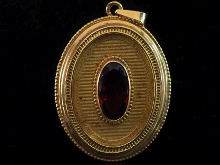 Pendentif porte-photo Napoléon III de forme ovale en or jaune 750, ser