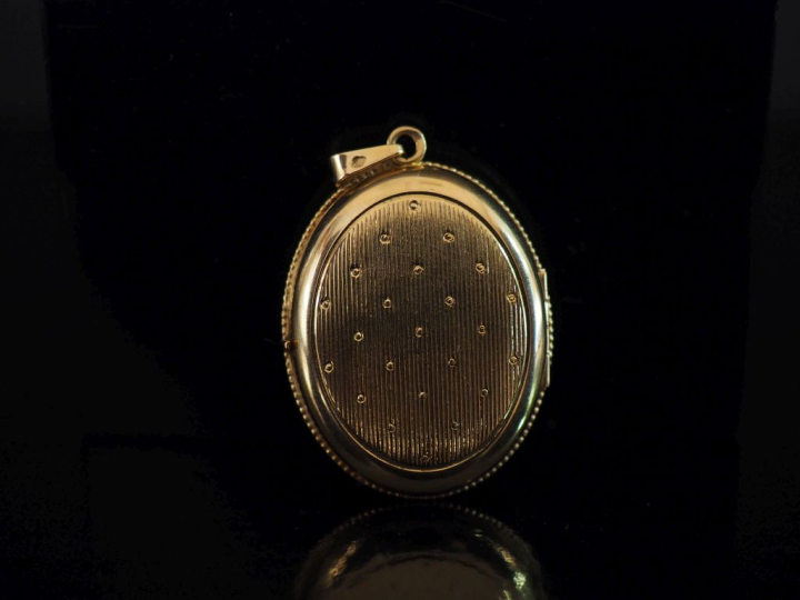 Pendentif porte-photo Napoléon III de forme ovale en or jaune 750, ser