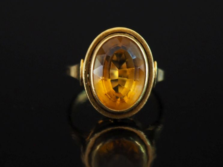 Bague en or jaune 750, sertie en son centre d'une citrine.  Jolie mont