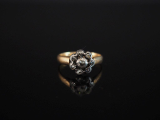Vente aux enchères Bague ancienne de forme marguerite en or jaune 750 et argent, sertie d