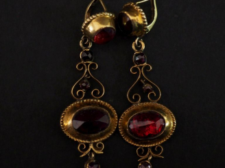 Vente aux enchères Paire de pendants d'oreilles en or jaune 750, sertis de cinq grenats. 