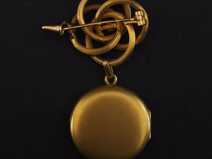 Broche de style Louis XVI en or jaune 750, à décor ajouré de cercles e