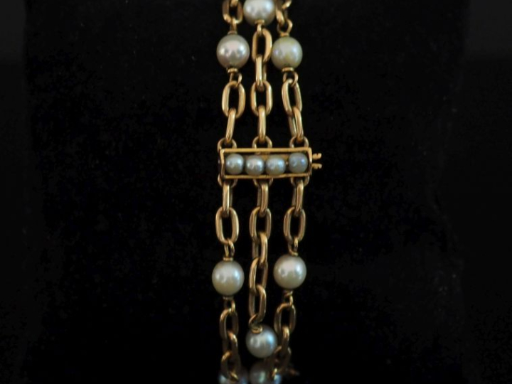 Bracelet souple triple rangs en or jaune 750, agrémenté de perles blan