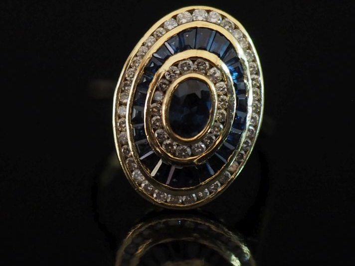 Bague de forme ovale en or jaune 750, sertie en son centre d'un saphir