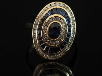 Vente aux enchères Bague de forme ovale en or jaune 750, sertie en son centre d'un saphir