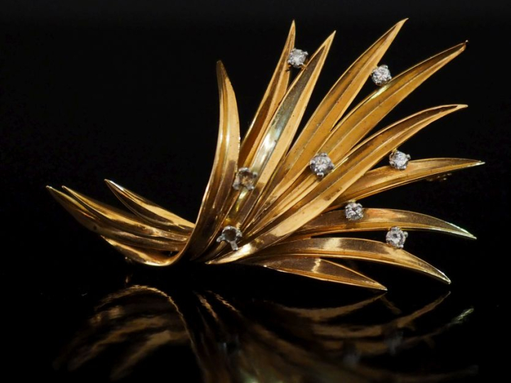 Broche en or jaune 750 en forme de branchage stylisé et agrémentée de 