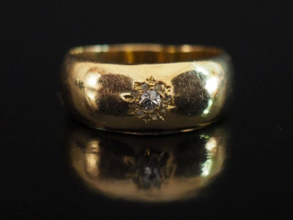 Vente aux enchères Bague jonc en or jaune 750, sertie en son centre d'un diamant taille a