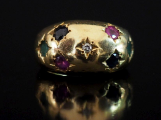 Vente aux enchères Bague dôme en or jaune 750, agrémentée d'un diamant et de pierres de c