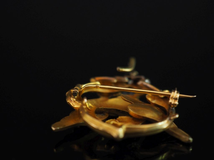 Broche ajourée en or jaune 750, à décor d'une chimère et agrémentée d'