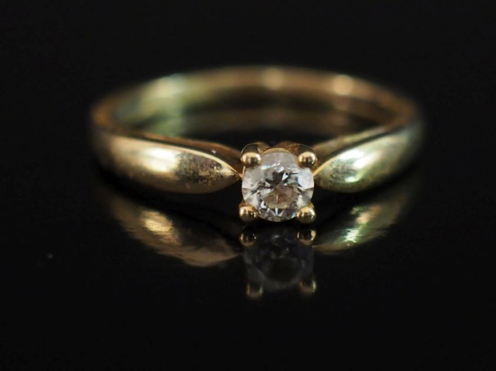 Bague de forme solitaire en or jaune 750, sertie en son centre d'un di