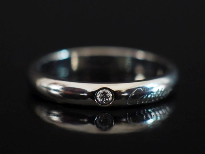 CARTIER Bague jonc en or 750 et platine 950, sertie en son centre d'un