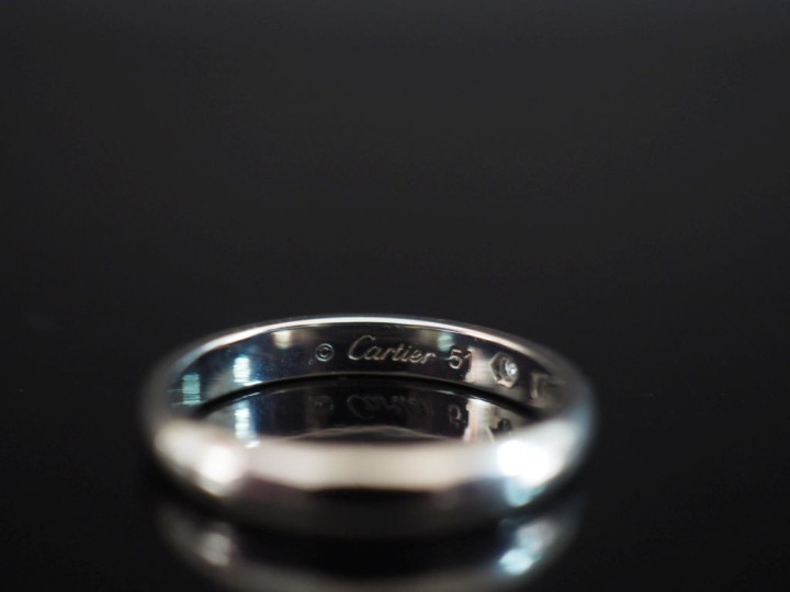 CARTIER Bague jonc en or 750 et platine 950, sertie en son centre d'un