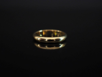 Vente aux enchères CARTIER  Alliance en or jaune 750.  TDD. 54 Signée. Poids. 4,65 g   